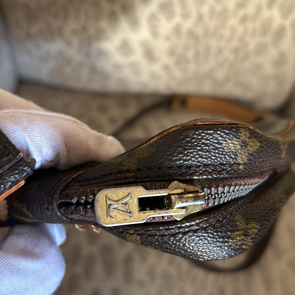 Louis Vuitton Monogram Canvas Crossbody needs repair - Picture 9 of 17
